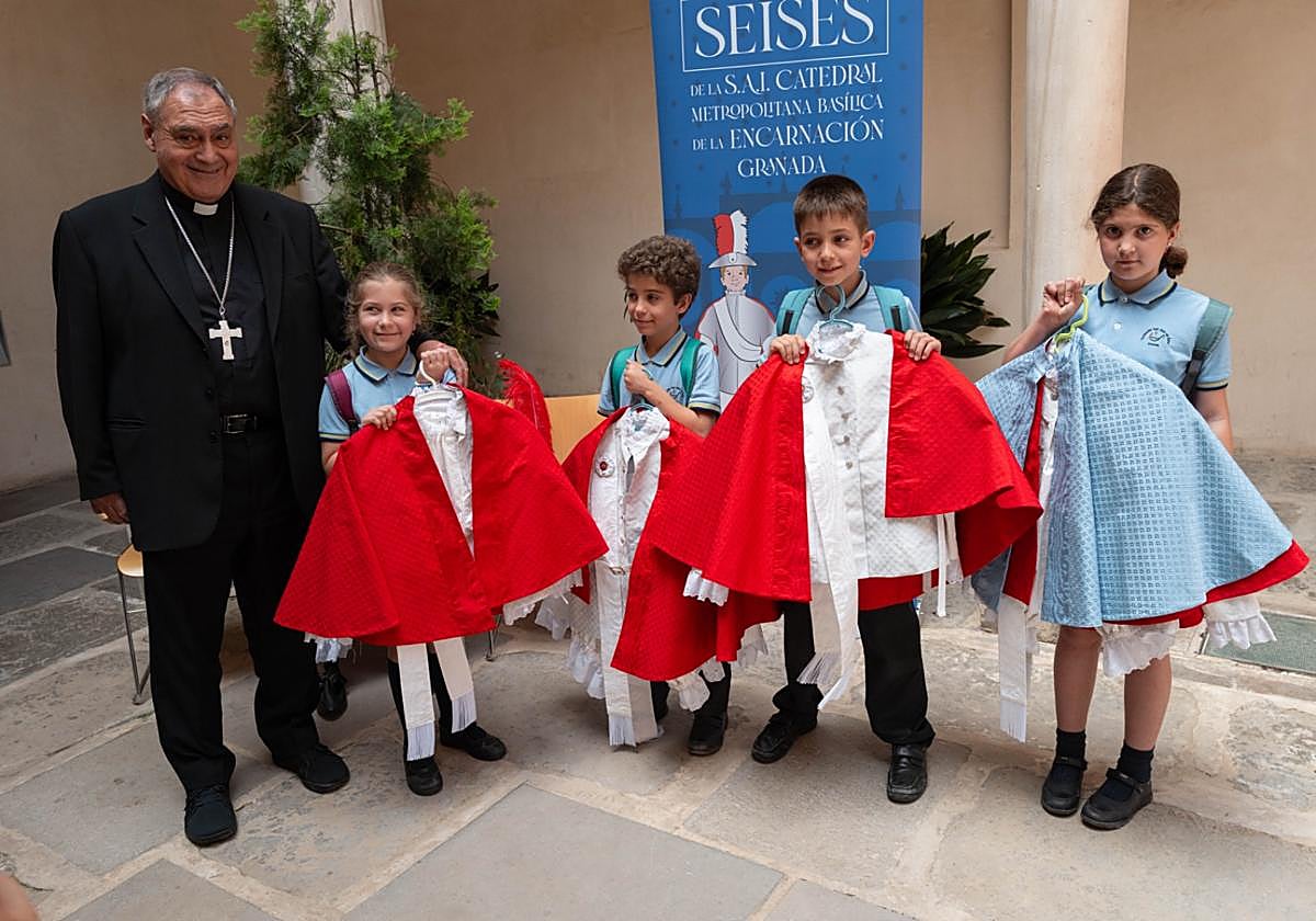 El arzobispo de Granada, José María Gil Tamayo, ha presidido la ceremonia de presentación.