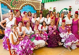 CSIF Granada recicla las cortinas de su caseta para hacer trajes de gitana.