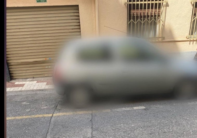 «Pleno   grúa»: sin seguro, sin ITV y aparcado en un vado