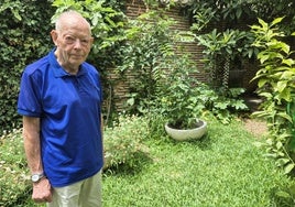 El arquitecto retirado Luis Berges Roldán, en el jardín de su casa, en la capital jienense, donde vive desde los años 70.