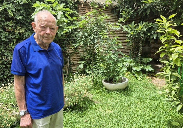 El arquitecto retirado Luis Berges Roldán, en el jardín de su casa, en la capital jienense, donde vive desde los años 70.