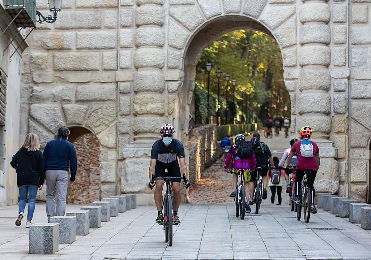El acceso a la Alhambra por la Cuesta de Gomérez permenace cerrado.
