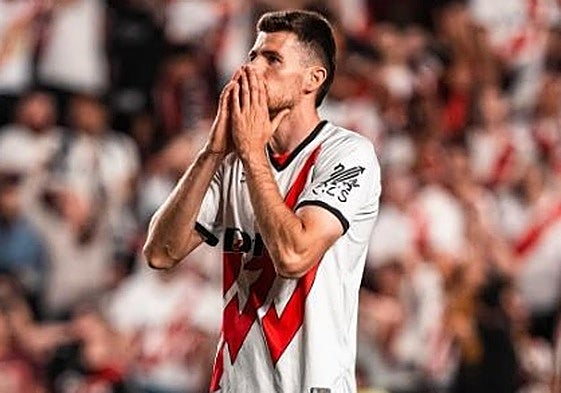 Gumbau se despide de la afición del Rayo tras clasificarse para la Conference League.