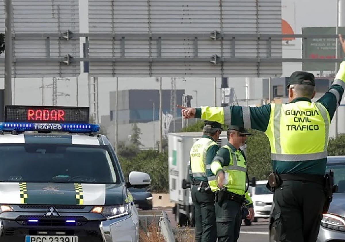 Dos guardias civiles se salvan de ser arrollados por un motorista tras darle el alto