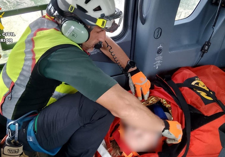 La Guardia Civil rescata a dos jóvenes atrapados en una roca tras la crecida de una rambla