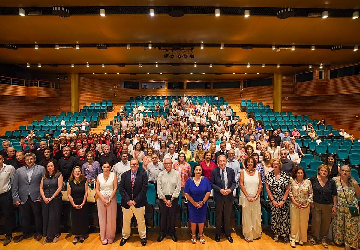 El Virgen de las Nieves homenajea a los 215 profesionales jubilados durante el pasado año