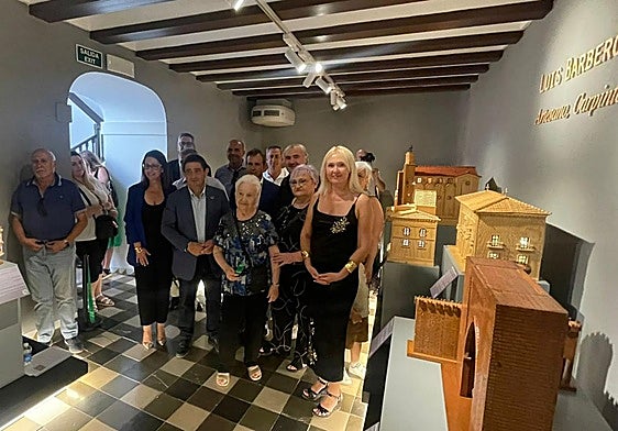 Autoridades junto a familiares de Luis Barbero.