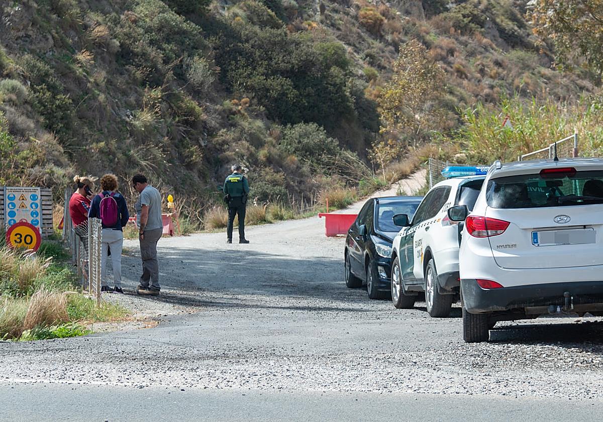 Vehículos policiales, en el acceso al cortijo en el que ocurrió el doble crimen.