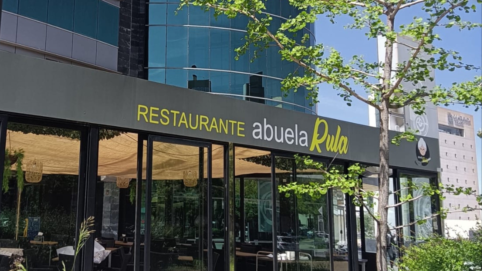 La terraza de «La Abuela Rula»: Un punto de encuentro vibrante