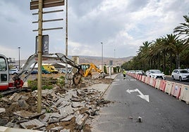 Máquinas trabajan en el derribo del vallado perimetral del Puerto de Almería.