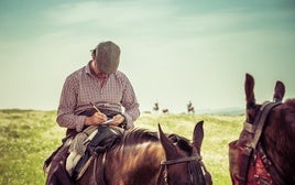 El Fandi repasa sus anotaciones como ganadero en una tienta en su finca.