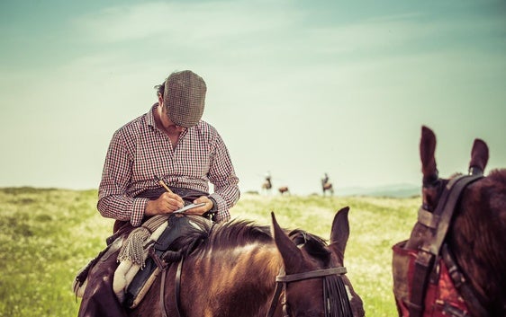 El Fandi repasa sus anotaciones como ganadero en una tienta en su finca.