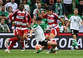 Martin Hongla y Gonzalo Villar, durante el partido disputado en El Sardinero ante el Racing de Santander.