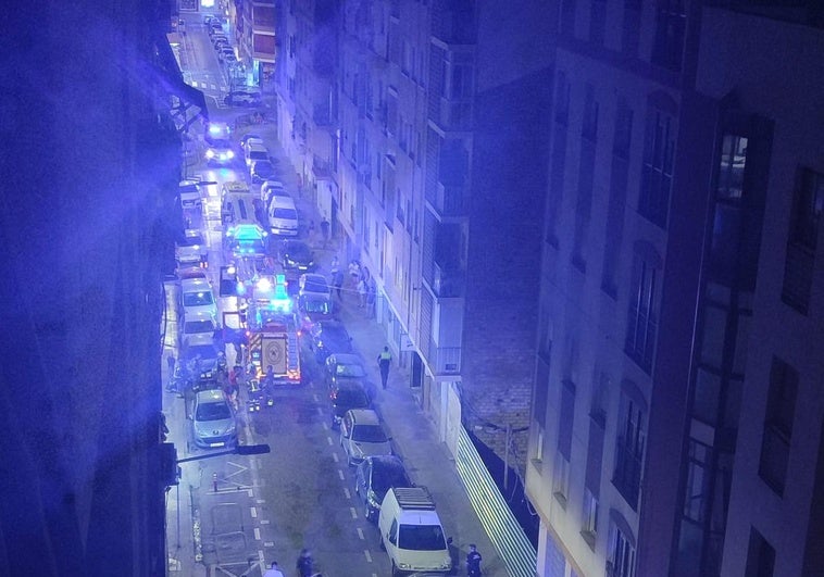 Herido un joven de 19 años con quemaduras en el incendio en una vivienda en la calle Santa Clotilde de Granada