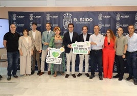 Foto de familia de ponentes y autoridades asistentes a la Jornada Control Biológico de El Ejido.