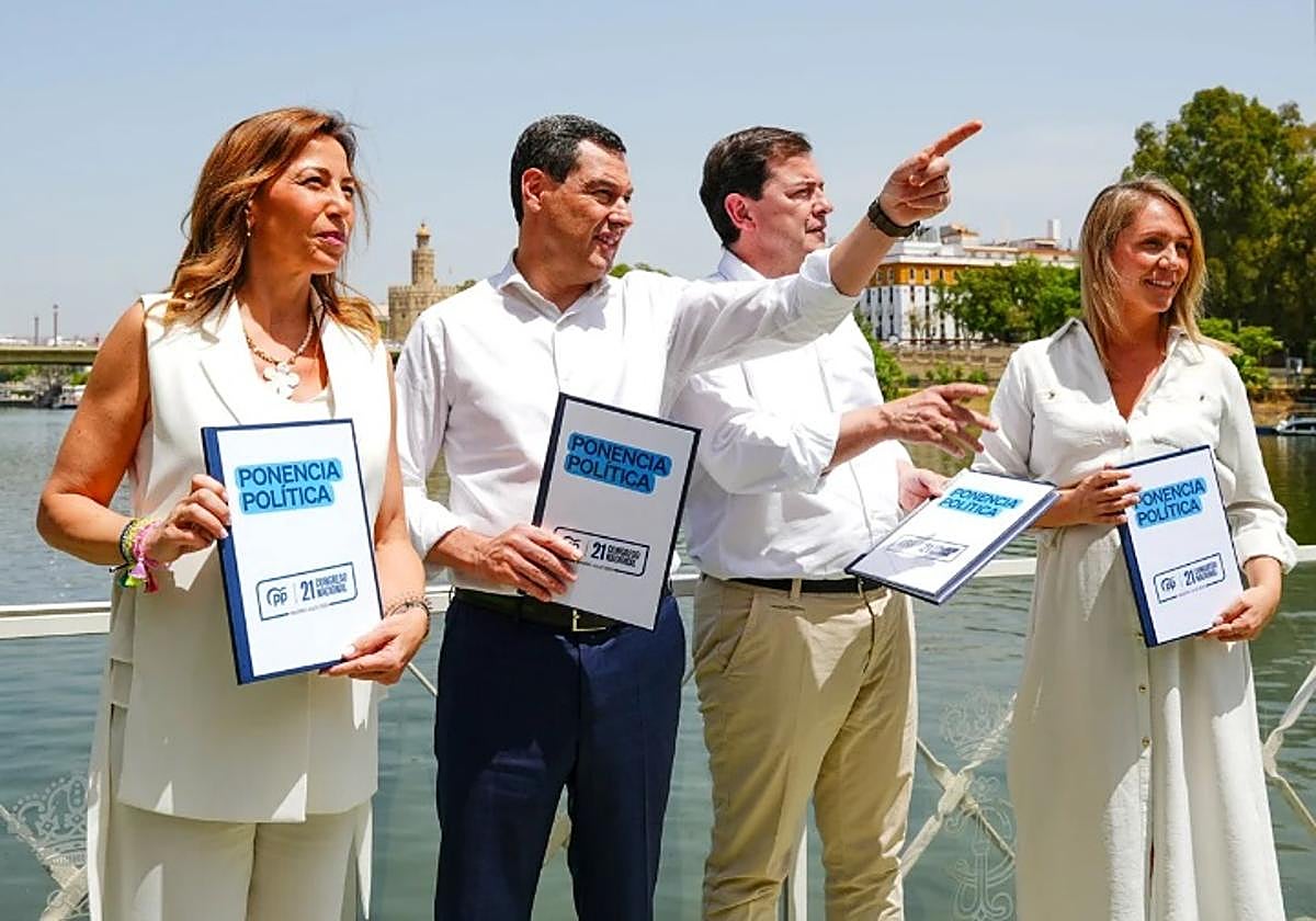 Natalia Chueca, Juanma Moreno, Alfonso Fernández Mañueco y Alma Ezcurra, este martes en Sevilla.