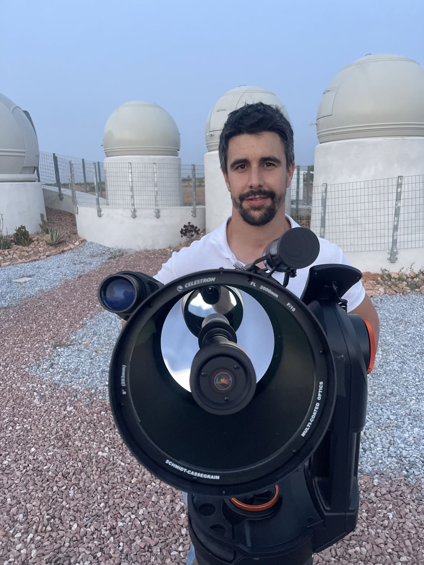 Pugnaire, junto a uno de sus telescopios, en el Compleo Astronómico los Coloraos.