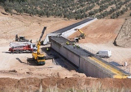 Obras en el tramo Riofrío de la variante de Loja, este jueves.