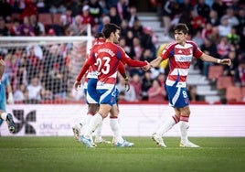 Villar saluda a Trigueros.