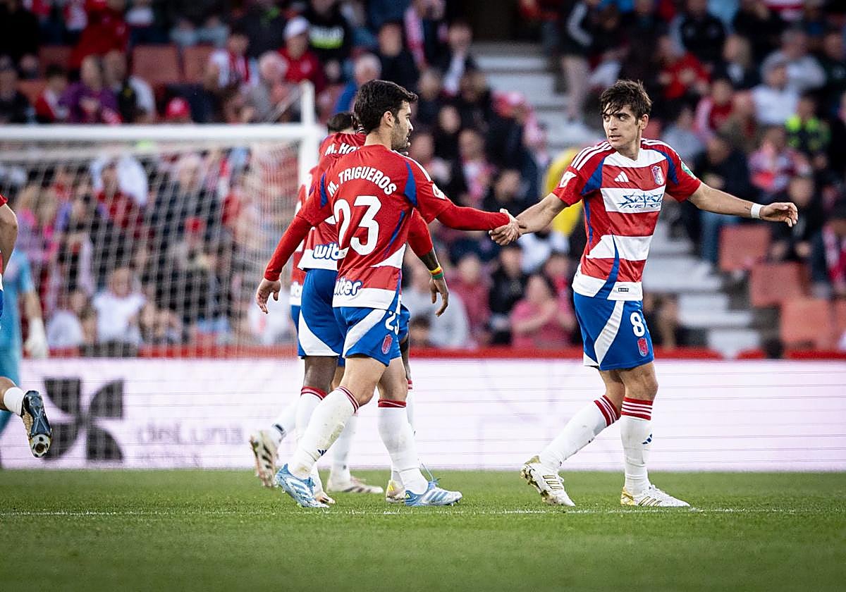 Villar saluda a Trigueros.