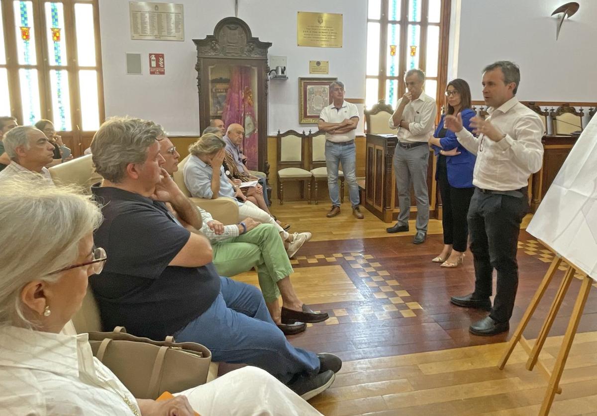 Reunión del alcalde Julio Millán y la concejala de Urbanismo, África Colomo, y técnicos del Área con propietarios del SUNP-5
