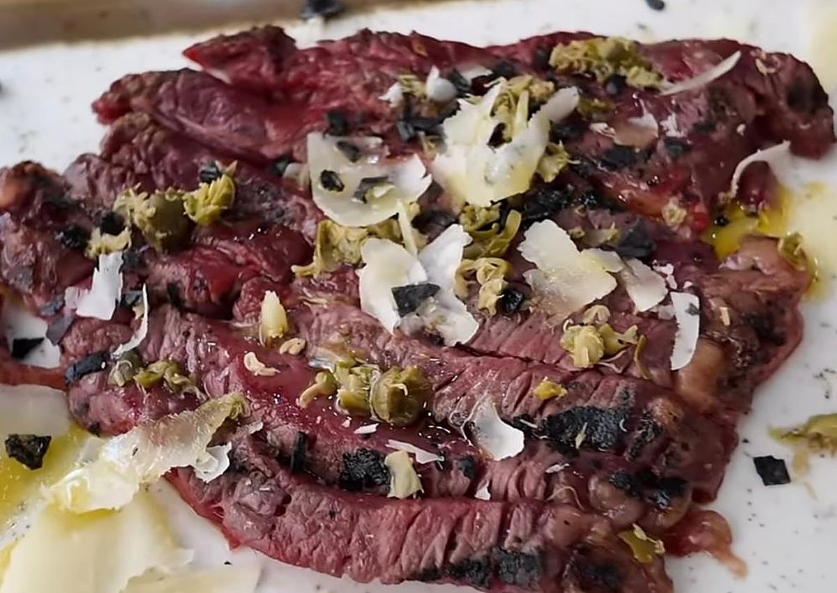 Imagen secundaria 1 - El restaurante de Granada que arrasa con su menú de buey certificado: «Es algo único»