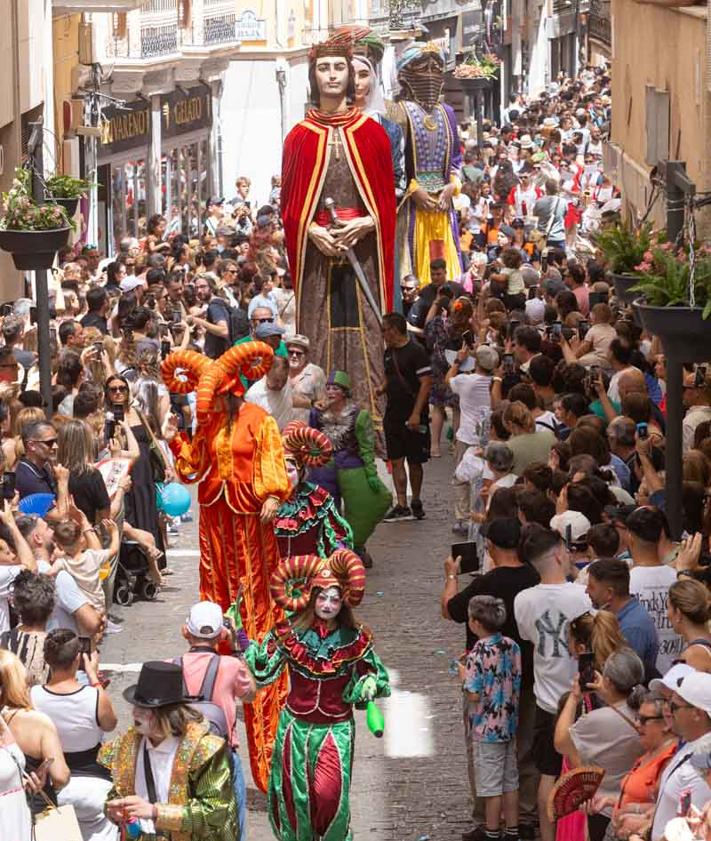 Imagen secundaria 2 - Diferentes momentos de la fiesta vivida este miércoles en la ciudad.