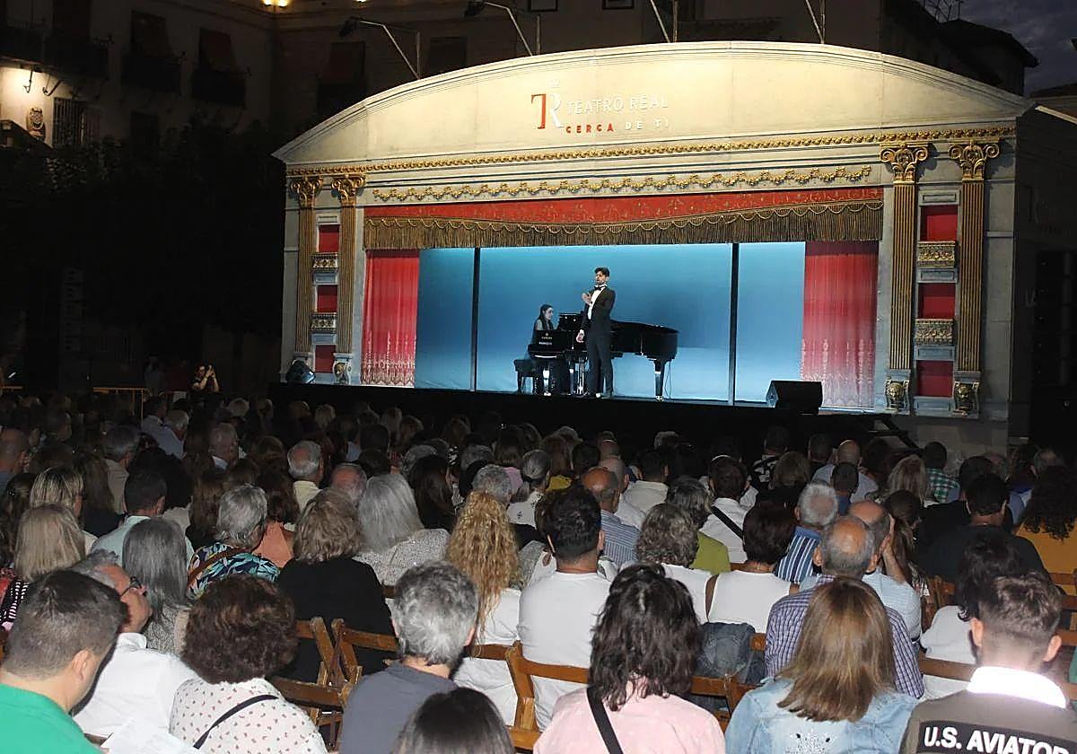 Actuación de la carroza del Teatro Real en la 25ª edición del Festival de Otoño de Jaén.