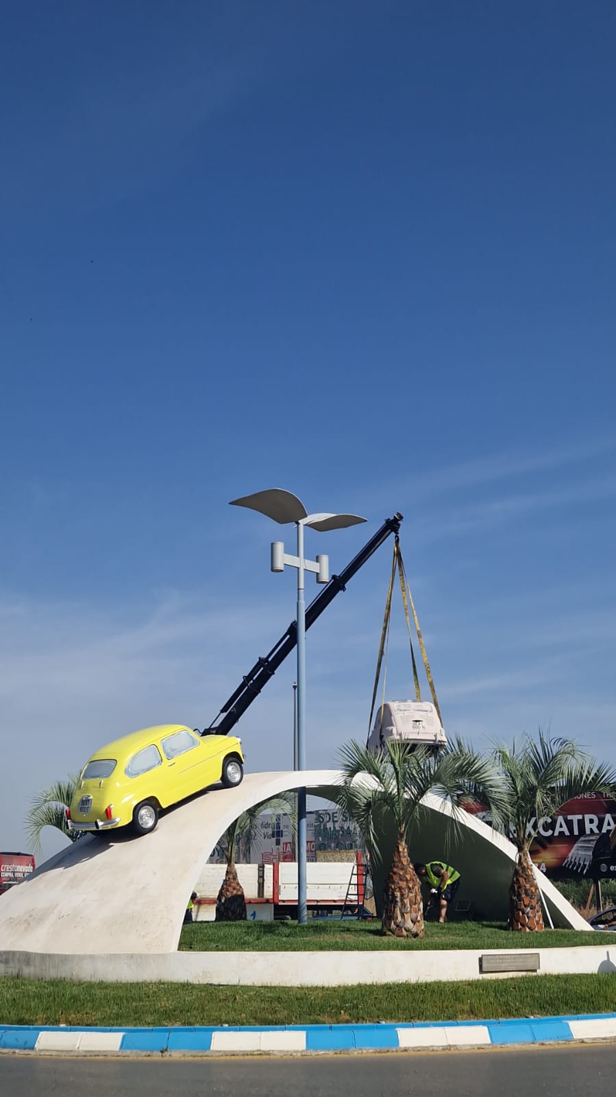 Así ha quedado la rotonda de Churriana con el Seat repintado