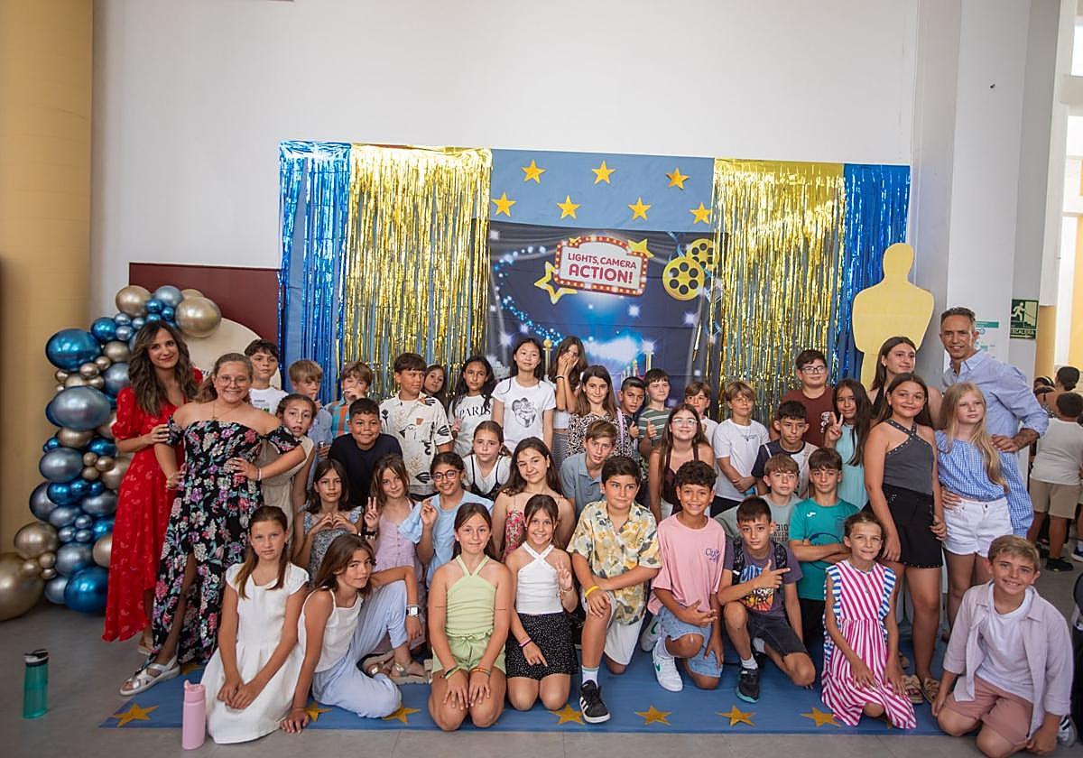 Los alumnos posan en un photocall.