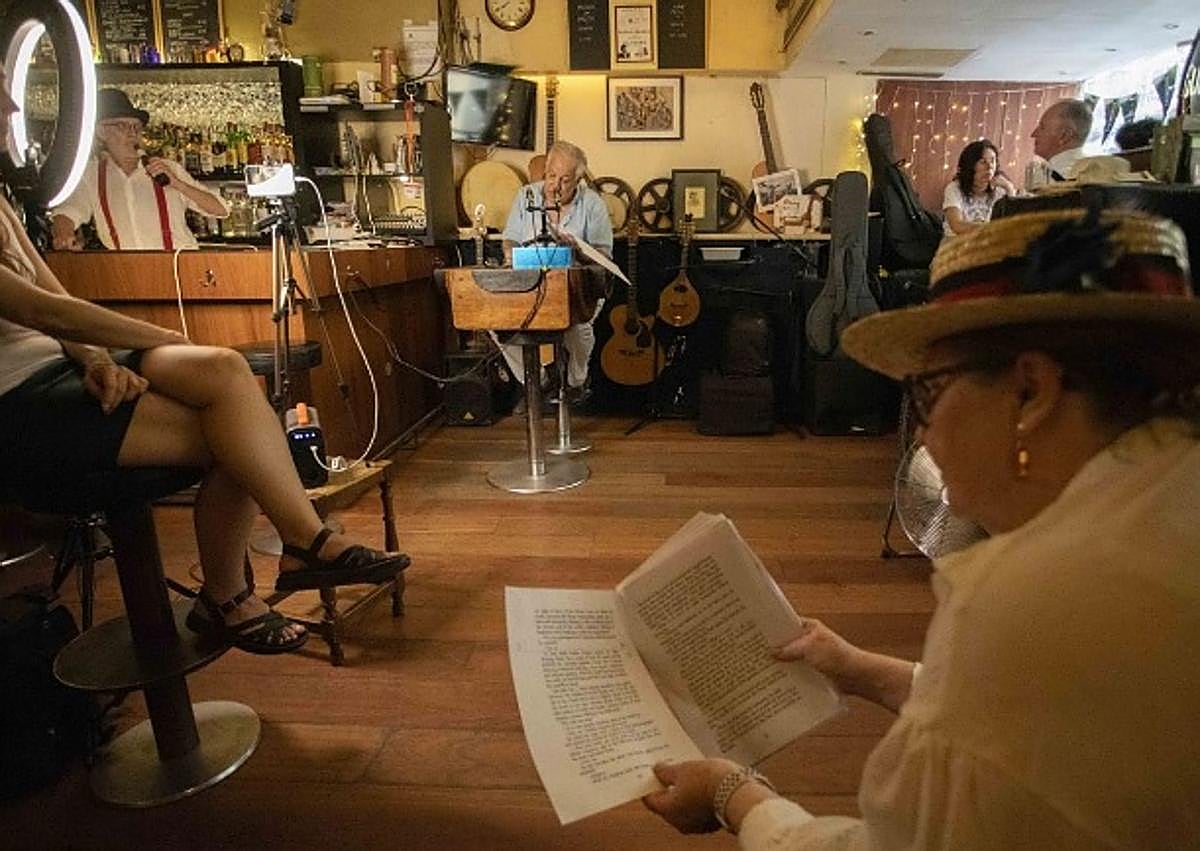 Imagen secundaria 1 - Clientes y amigos se reunieron la jornada del lunes 16 de junio, Bloomsday, para leer el primer capítulo del 'Ulises' de James Joyce.