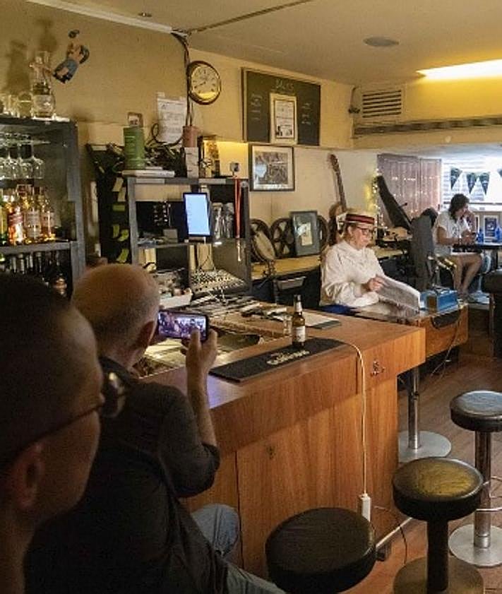 Imagen secundaria 2 - Clientes y amigos se reunieron la jornada del lunes 16 de junio, Bloomsday, para leer el primer capítulo del 'Ulises' de James Joyce.
