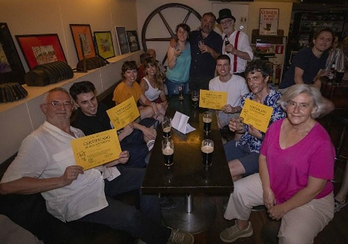 Imagen secundaria 1 - Actuación del grupo de música celtra Drifter's Dew. El club de lectura de la novela Ulises de James Joyce de Tremenda Librería con sus diplomas. Edit y Elisa, responsables del taller de danza irlandesa.