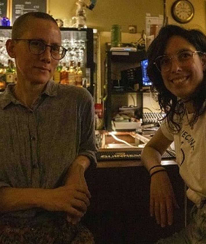 Imagen secundaria 2 - Actuación del grupo de música celtra Drifter's Dew. El club de lectura de la novela Ulises de James Joyce de Tremenda Librería con sus diplomas. Edit y Elisa, responsables del taller de danza irlandesa.