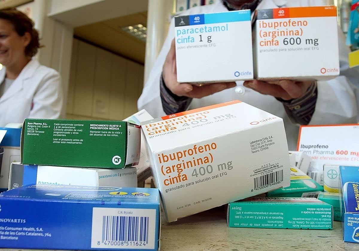 Un farmacéutico lanza un aviso por los efectos secundarios del ibuprorfeno.