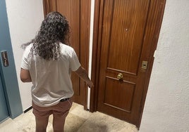 Mercedes señala el piso donde comenzó el incendio.