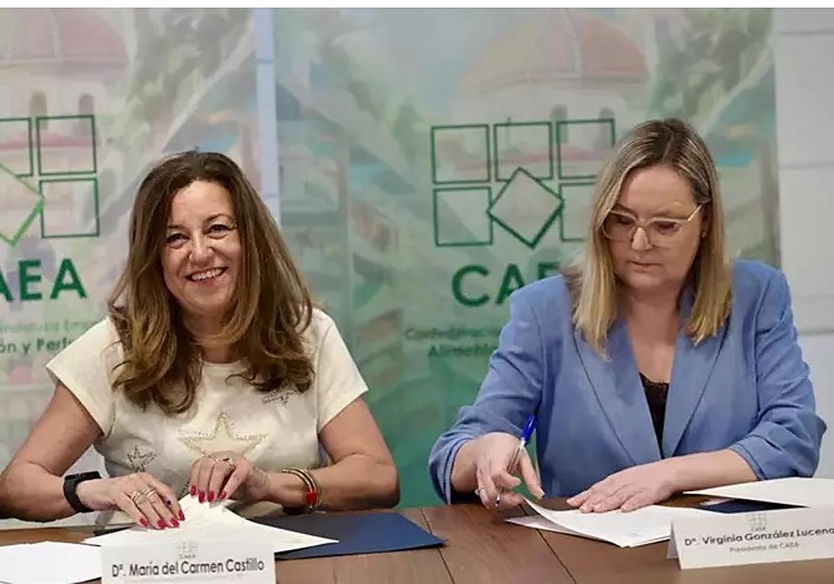 La consejera de Desarrollo Educativo y Formación Profesional, María del Carmen Castillo, (i) y la presidenta de la Confederación Andaluza de Empresarios de Alimentación y Perfumería (CAEA), Virginia González (d) durante la firma del protocolo.