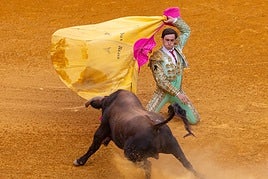 Iván Rejas recibe a portagayola a su segundo de la tarde.