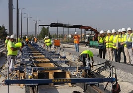 Trabajos de colocación de la vía en la zona entre La Gloria y Las Gabias.