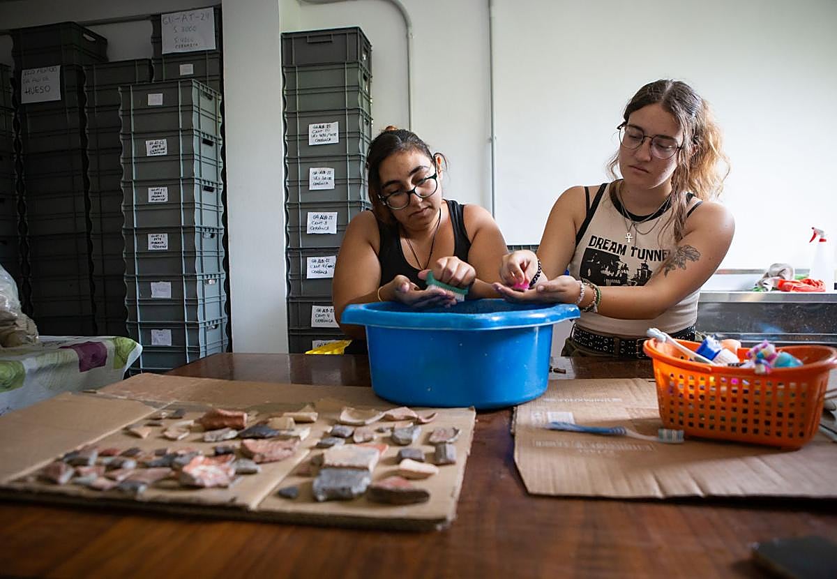 Imagen principal - Limpiando y clasificando los restos en el laboratorio. 
