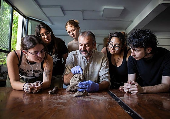 Luca Mattei analiza uno de los cráneos hallados en los Algarbes junto a los alumnos.