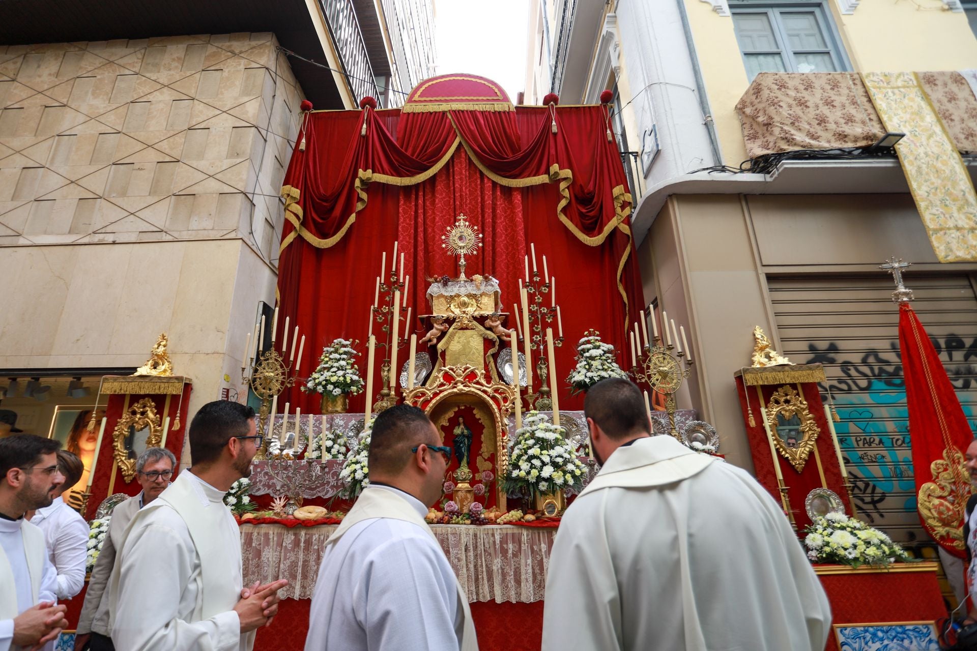 La procesión del Corpus recorre Granada en su día festivo