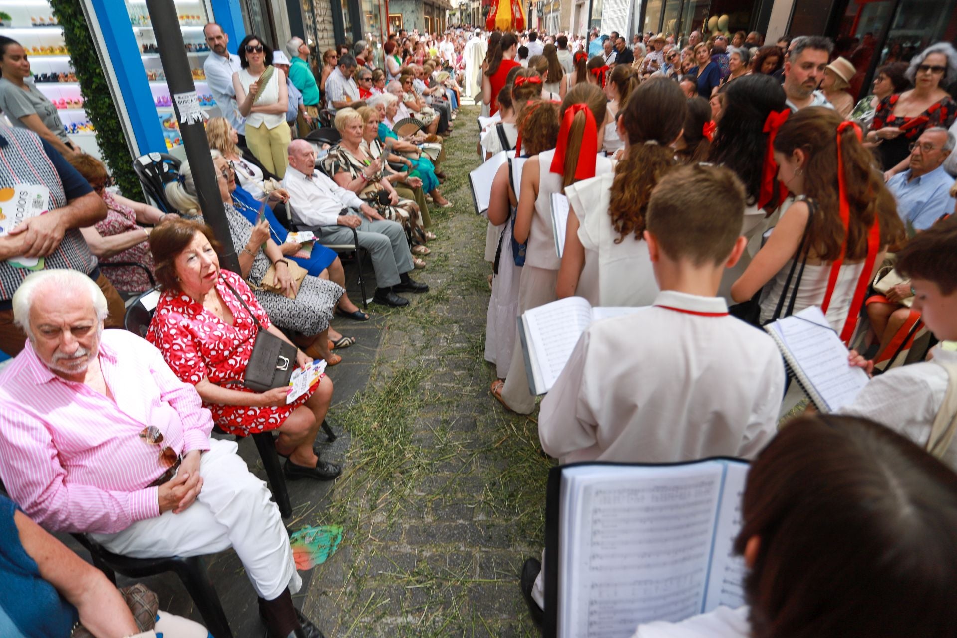 La procesión del Corpus recorre Granada en su día festivo