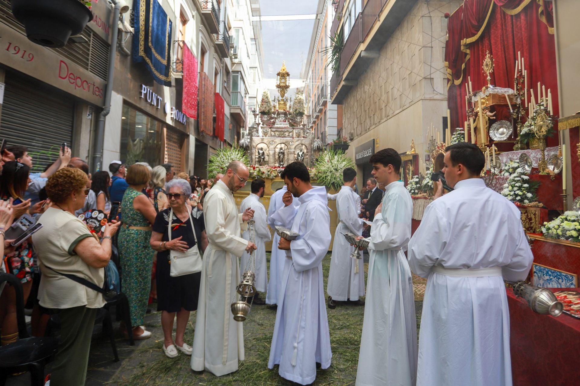 La procesión del Corpus recorre Granada en su día festivo
