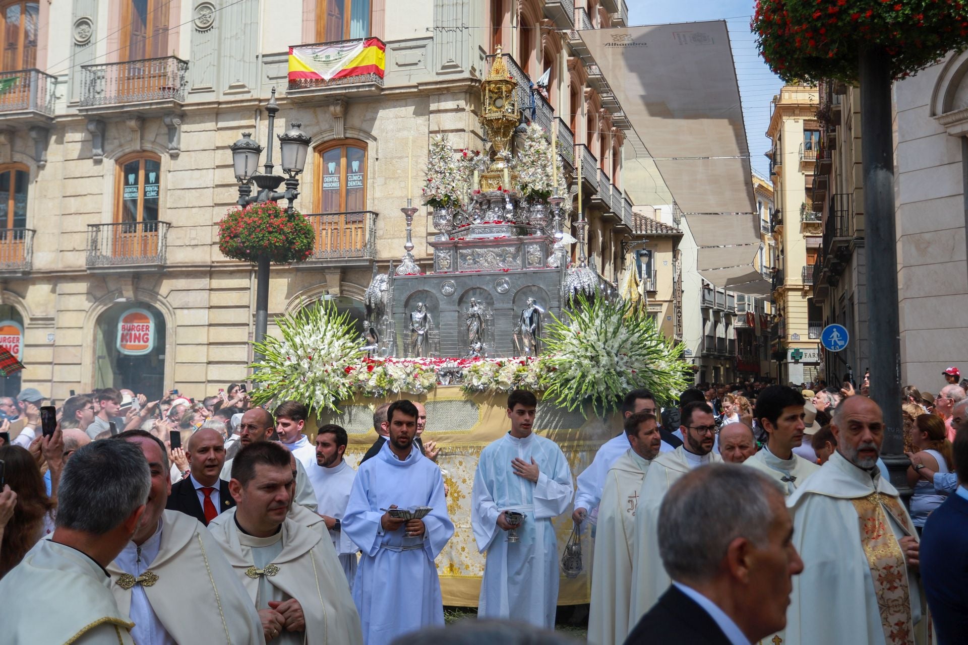 La procesión del Corpus recorre Granada en su día festivo