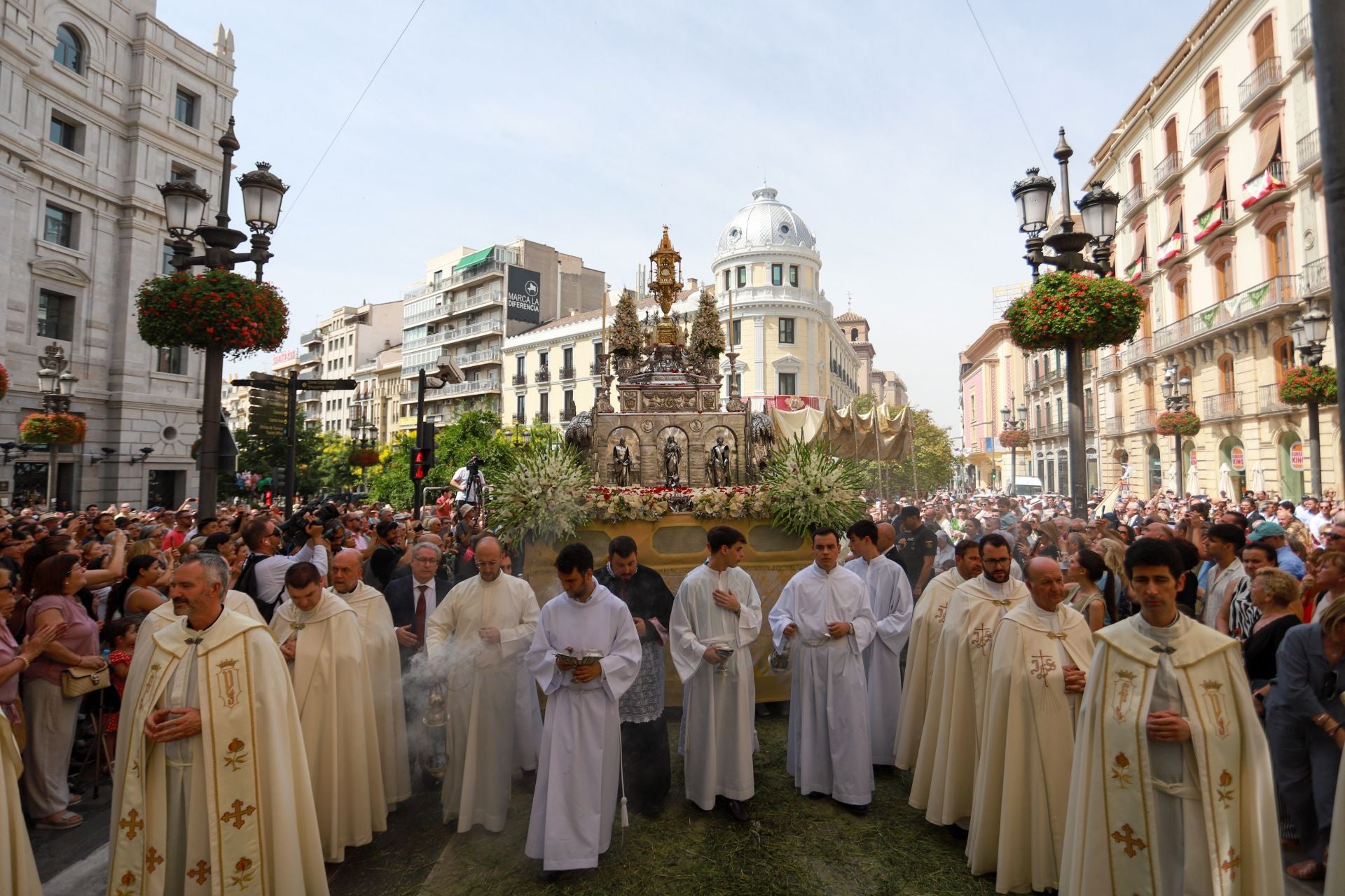 La procesión del Corpus recorre Granada en su día festivo