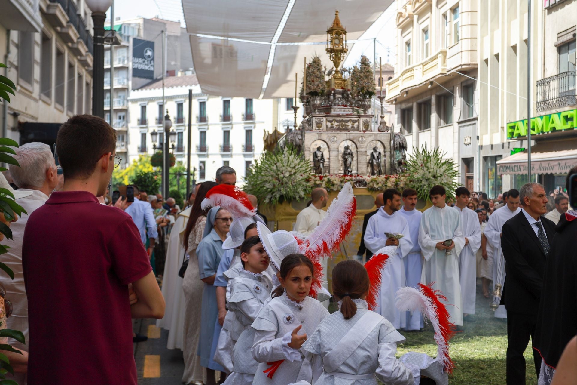 La procesión del Corpus recorre Granada en su día festivo