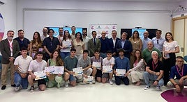 Foto de familia de los premiados junto a autoridades.
