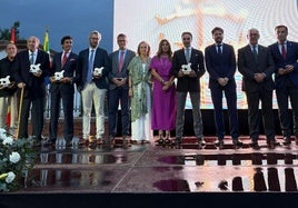 Foto de familia de los premiados y las autoridades.