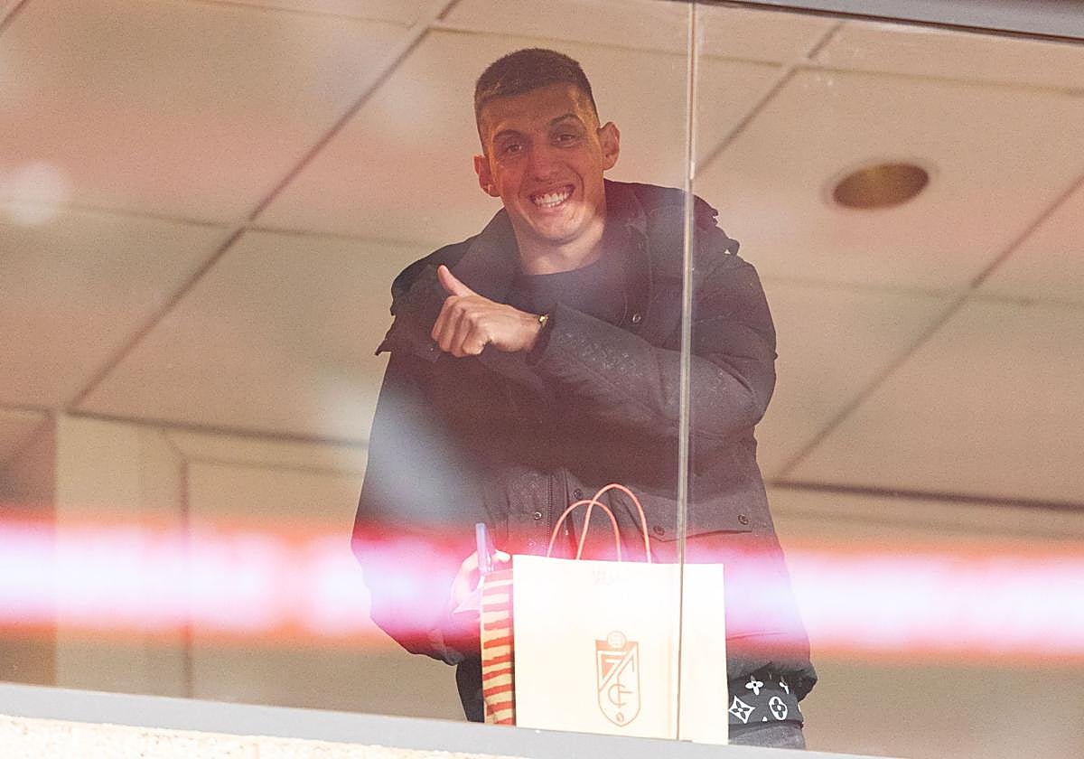 Myrto Uzuni, en un palco de Los Cármenes, mientras se resolvía su situación en el Granada el pasado mes de enero.